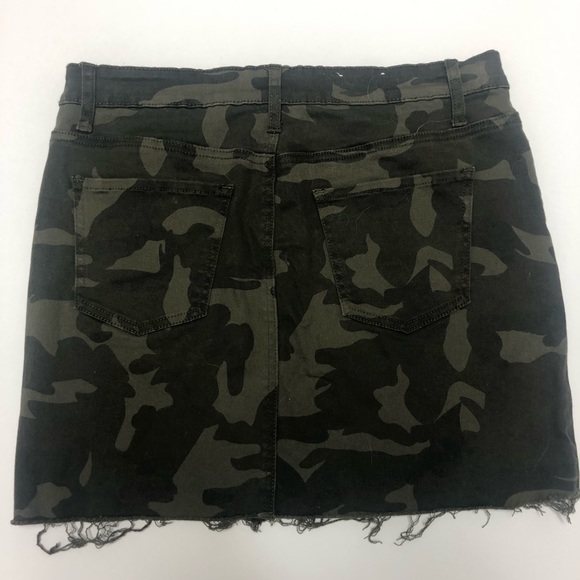 Altar’d State camouflage raw hem mini skirt. - Picture 5 of 10